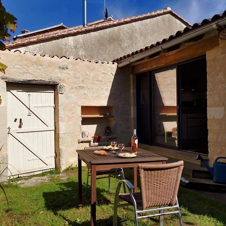 La Maison De Thomas Saint-Amant-de-Boixe Exterior foto