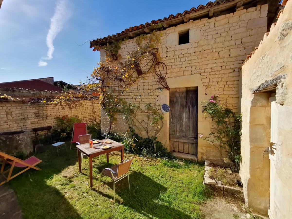 La Maison De Thomas Saint-Amant-de-Boixe Exterior foto
