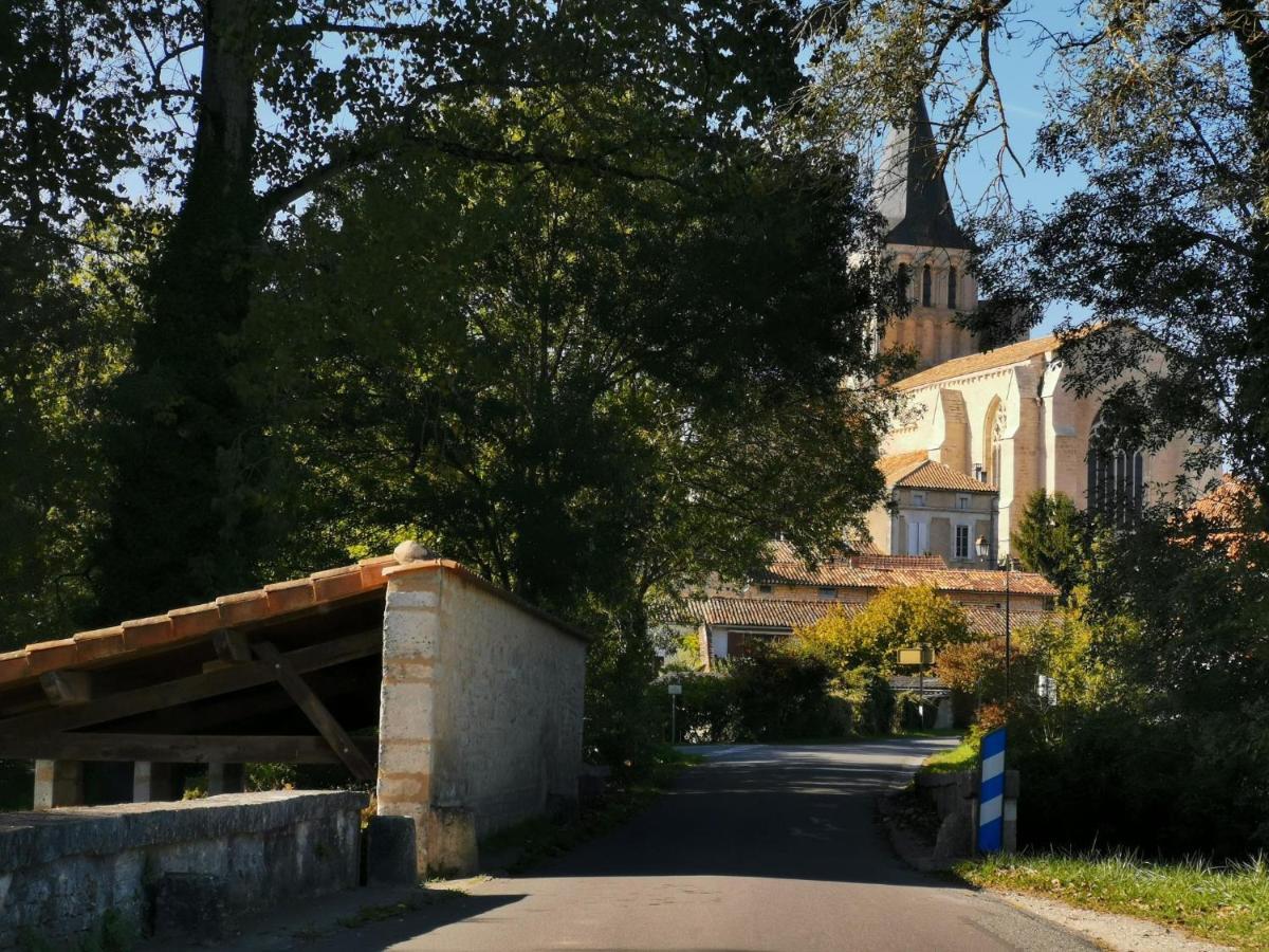 La Maison De Thomas Saint-Amant-de-Boixe Exterior foto