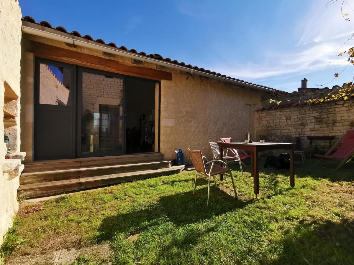 La Maison De Thomas Saint-Amant-de-Boixe Exterior foto